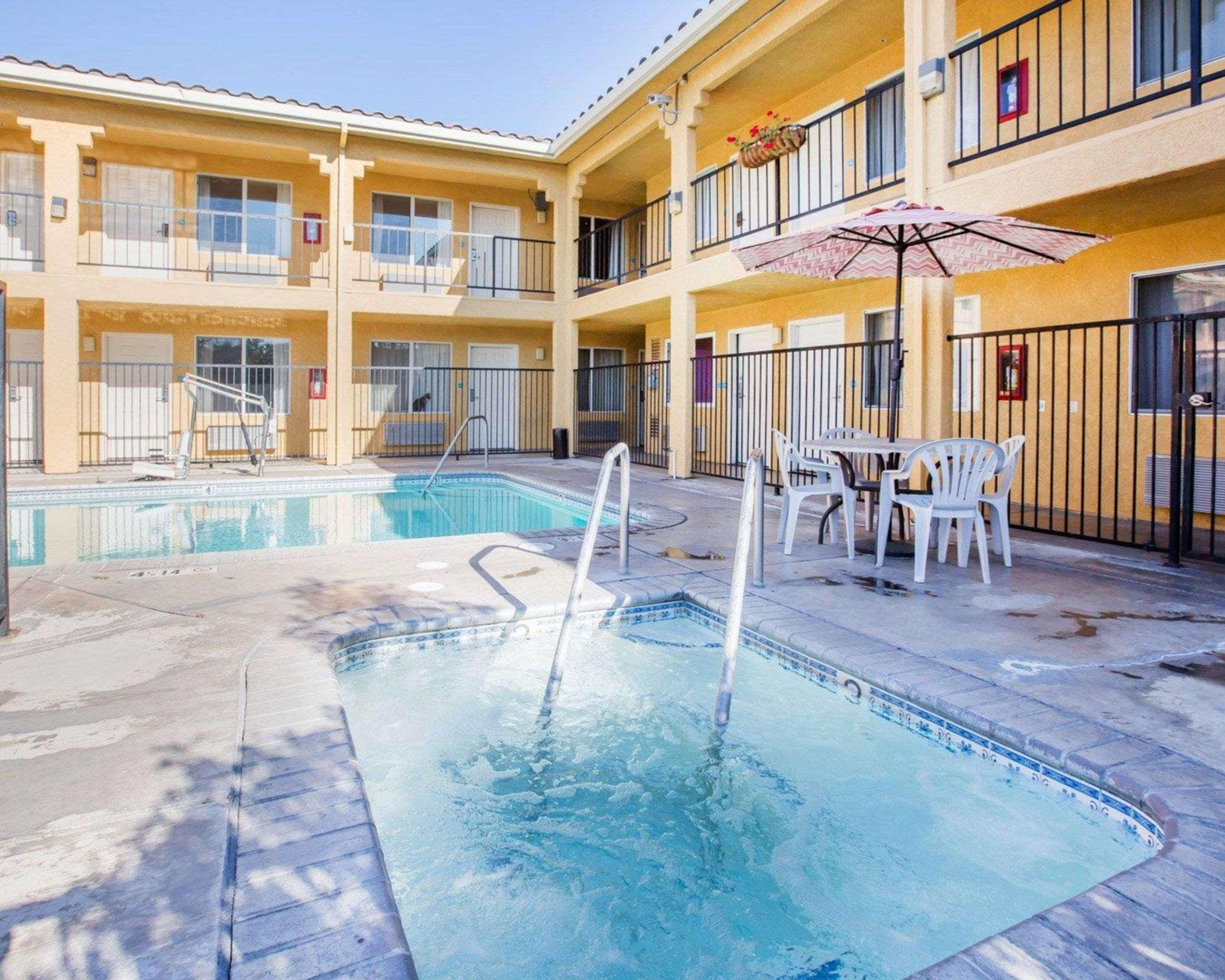 Econo Lodge Inn & Suites Lodi - Wine Country Area Extérieur photo